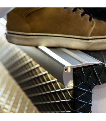 Perfíl para Iluminación Escaleras - Gomas Antideslizantes - Difusor Opal - Tira de 1 Metro